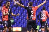 Jugadores de Atlas celebran gol de Eduardo Aguirre en el Estadio Cuauhtémoc.