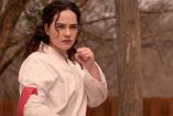 Mary Mouser interpreta a Samantha LaRousso en Cobra Kai