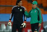 Javier Aguirre y Guillermo Ochoa caminan sobre la cancha previo a debutar en el Mundial de Sudáfrica 2010.
