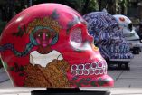Cráneos monumentales exhibidos en Mexicráneos 2024 en la Ciudad de México, decorados con vibrantes colores y diseños que reflejan la diversidad artística y cultural del país.