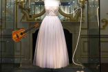 Trajes, instrumentos musicales y otros objetos cedidos por Taylor Swift