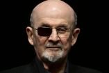 El escritor Salman Rushdie tras apuñalamiento.