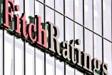 Logotipo de Fitch Ratings en un edificio.
