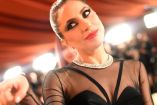 Lady Gaga con vestido negro en ceremonia
