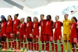 Selección femenil de Canadá abrazada y entonando su himno antes de comenzar el partido