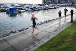 Atletas de triatlón entrenando a un costado del Sena.