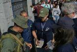 Militares venezolanos revisan los documentos en centros de votación