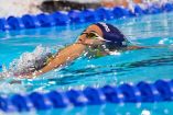 Celia Pulido en competencia de natación