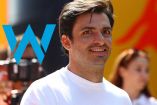 Carlos Sainz junto al logo de Williams Racing.