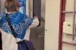 Mujer reclama a conductor del Metro.