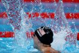 Ledecky emocionada por romper su récord golpeando el agua