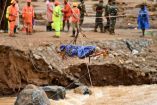 Persona rescatada en la India tras deslave por lluvias.