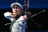 Ángela Ruiz disparando una flecha.