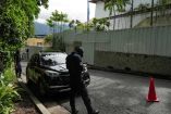 Policías venezolanos afuera de la residencia de la Embajada Argentina en Caracas. (AFP)