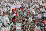Los yemeníes levantan pancartas y banderas durante una manifestación en Saná, la capital controlada por los hutíes, en solidaridad con los palestinos el 26 de julio de 2024, en medio del conflicto en curso en la Franja de Gaza entre Israel y el movimiento palestino Hamas en la Franja de Gaza.