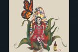 La imagen muestra una ilustración estilizada de una calavera catrina sentada en una silla, rodeada de un entorno vibrante que incluye maíz y hojas verdes. La calavera viste un vestido rojo decorado con motivos florales y lleva zapatillas blancas. Detrás de ella, hay una mazorca de maíz colorida, y un gran mariposa monarca posada en una de las hojas. Al lado de la calavera, en el suelo, hay una botella de cerveza y una caja de cigarrillos. 