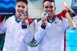 Osmar Olvera y Juan Celaya celebran plata desde el trampolín de 3 metros sincronizado.