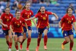 Jugadoras de la selección española femenil corriendo a festejar con su portera el pase a semifinales