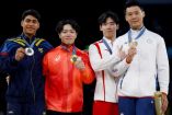 Medallistas en barra enseñando sus preseas, oro japonés, plara para Colombia y dos bronces