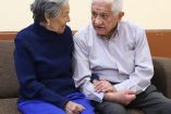 Pareja de ancianos agarrados del brazo en sillón