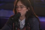Billie Eilish hablando en micrófono durante podcast de Roberto Martínez