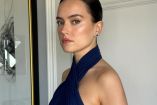 Daisy Ridley con vestido negro tipo halter