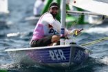 Stefano Peschiera en la competencia de vela.