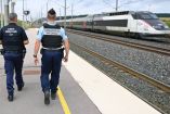 Policía inspeccionando el tren