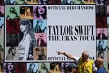 Poster de la gira 'The Eras Tour' de Taylor Swift en Varsovia. (AFP)