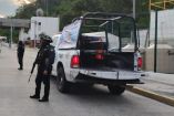 Policías con armas vigilan la entrada de Acapulco