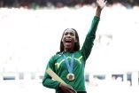 Thea LaFond celebrando su medalla de oro