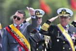 El presidente ecuatoriano, Daniel Noboa (i), levanta el pulgar junto al jefe del Comando Conjunto de las Fuerzas Armadas, Jaime Vela (d), y otros miembros del alto mando militar mientras asiste a una ceremonia militar para conmemorar el 215 aniversario de el Primer Grito de Independencia en el Liceo Militar Eloy Alfaro de Quito el 8 de agosto de 2024.