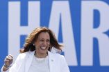 Kamala Harris sonriendo en campaña.