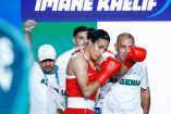 Imane Khelif, boxeadora argelina, levanta el puño en victoria mientras su entrenador la apoya emocionalmente en el ring tras ganar la medalla de oro en los Juegos Olímpicos de París 2024.