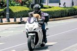 Motociclista transportando a un perro.