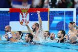 El equipo de serbia colgó su bandera en la portería y celebró con su afición, el cuerpo técnico también se metió a la alberca
