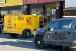 Camioneta de valores estacionada afuera de un supermercado de Nuevo León