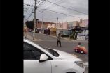 el niño paró el tráfico con su carrito