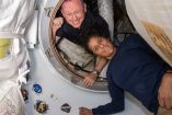 astronautas de prueba de vuelo de la tripulación Boeing de la NASA (desde arriba) Butch Wilmore y Suni Williams dentro del vestíbulo entre el puerto delantero del módulo Harmony de la Estación Espacial Internacional y la nave espacial Starliner de Boeing. 