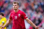 Alexander Sørloth acude a su presentación acompañado de su perro 