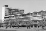 Fotografía en blanco y negro del edificio de la Facultad de Filosofía y Letras de la UNAM en Ciudad Universitaria, destacando su arquitectura moderna y su relevancia en el ámbito de las humanidades.