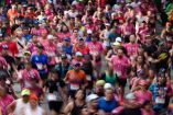 Personas con playeras rosas corriendo en Maratón CDMX 2024