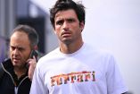 Carlos Sainz con una camiseta blanca.