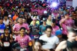 Corredores con playera rosa en Maratón CDMX