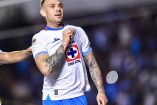 Rodolfo Rotondi celebra gol y muestra el escudo de Cruz Azul.