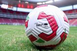 Balón de la Liga MX Femenil durante partido del Apertura 2024.