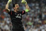 Gianluigi Buffon celebrando con los brazos en alto.