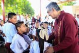 El gobernador Américo Villarreal Anaya junto a alumnos del ciclo escolar 2024 2025