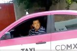 Taxista agresivo estacionado frente a escuela.