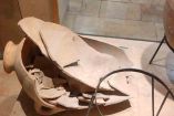 VISITANTE DE 4 AÑOS ROMPE ACCIDENTALMENTE UN FRASCO DE LA EDAD DE BRONCE